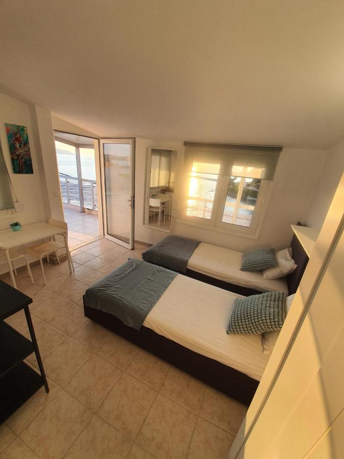 Sunset_Apartments Only 15 Meters From The Sea Neos Marmaras Esterno foto